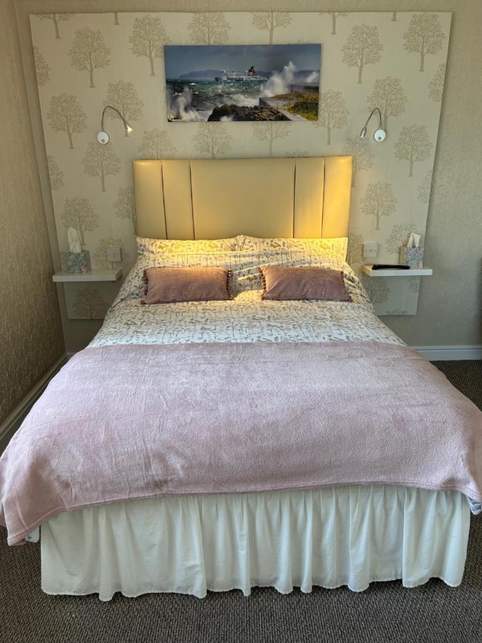 Crossroads Bed & Breakfast Holyhead Dış mekan fotoğraf