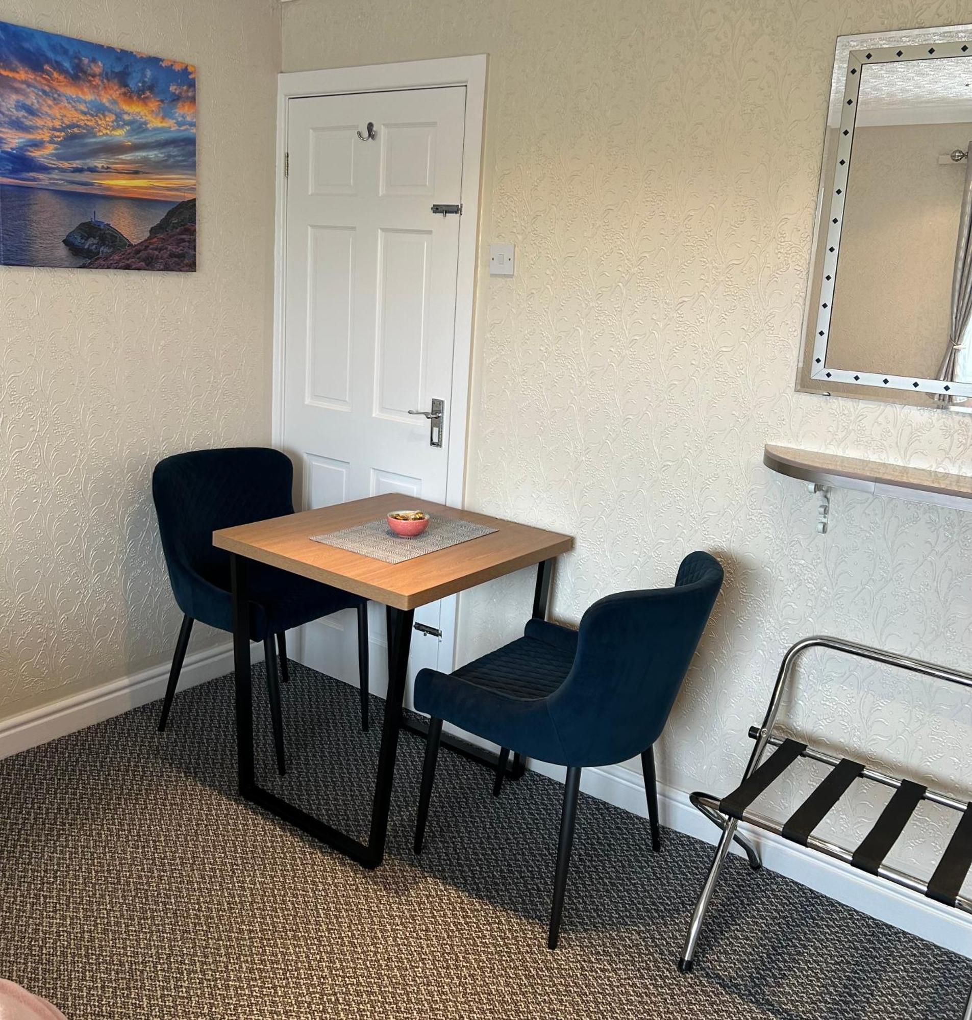 Crossroads Bed & Breakfast Holyhead Dış mekan fotoğraf